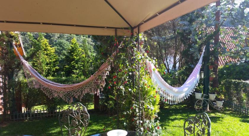Recanto Chale dos Alpes - Chale com Lareira e Jardim — Hotel in Monte Verde