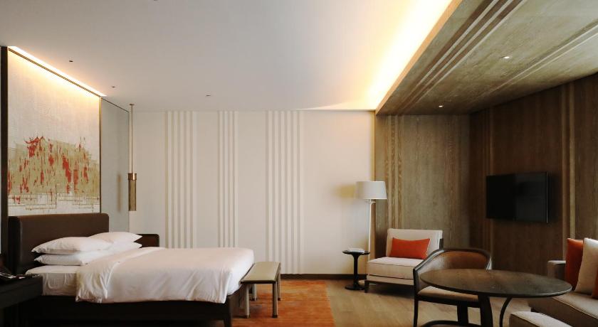 Image of Grand Club Deluxe King Room 1