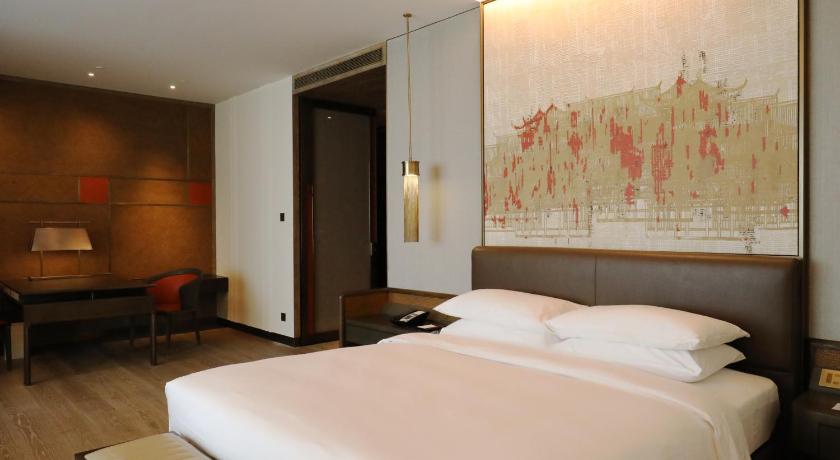 Image of Grand Club Deluxe King Room 8