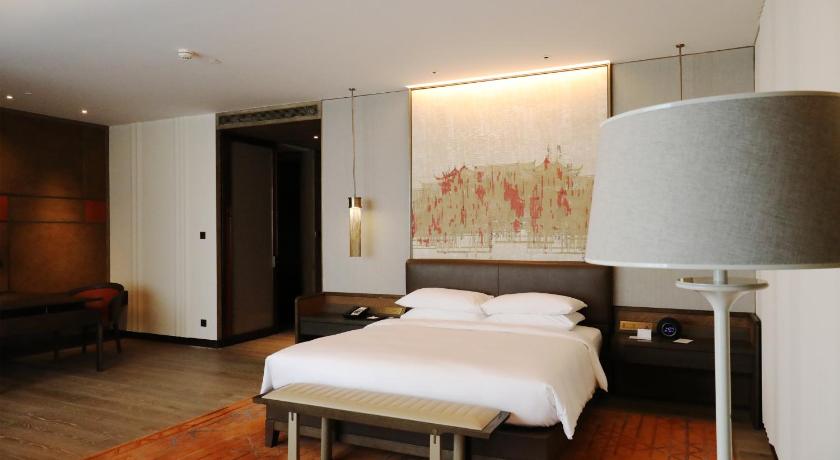 Image of Grand Club Deluxe King Room 4