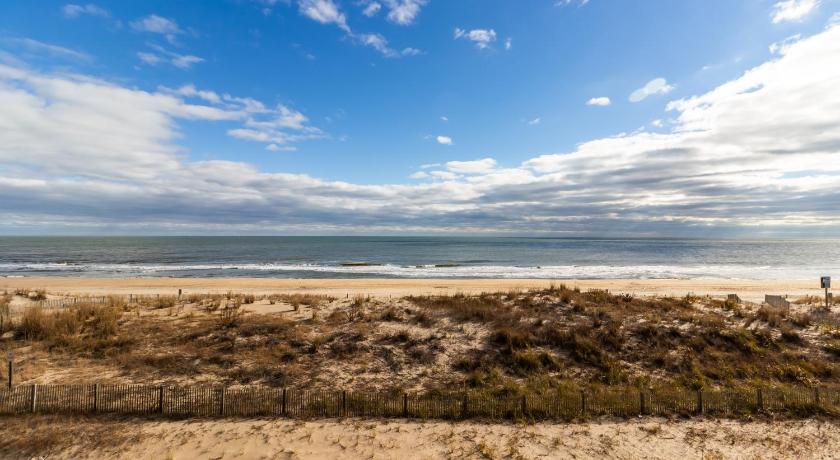 a sandy beach with a view of the ocean, Worcester House in Ocean City (MD)