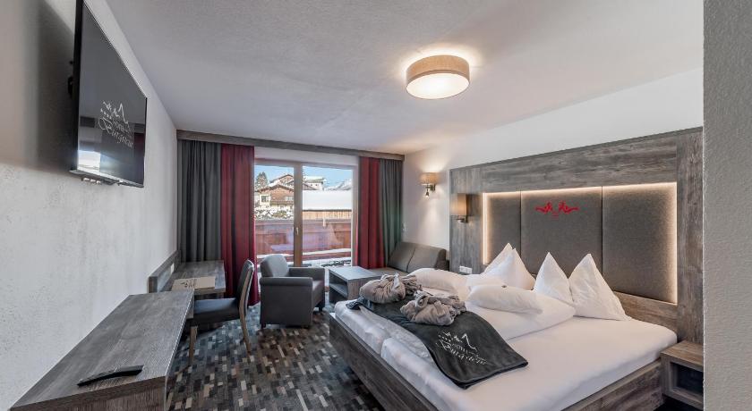 Image of Superior Double Room with Balcony 4