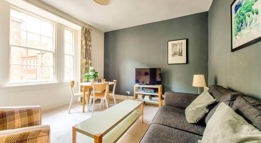 ALTIDO Amazing Location! - Lovely Rose St Apt in New Town photo
