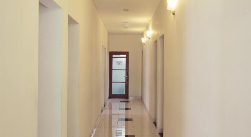 a room with a large mirror and a hallway, Super OYO Flagship 1511 Galaxy Inn in Bandung