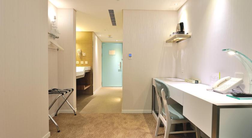 Image of Deluxe Room with 3 Single Beds without Window 10