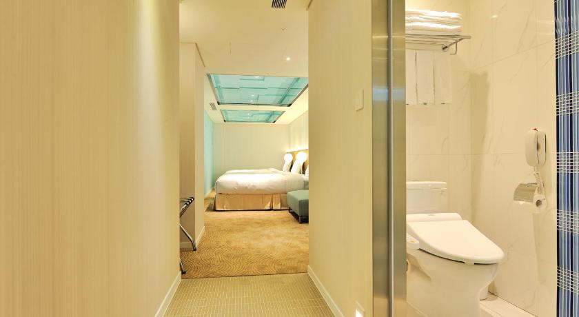 Image of Deluxe Room with 3 Single Beds without Window 11