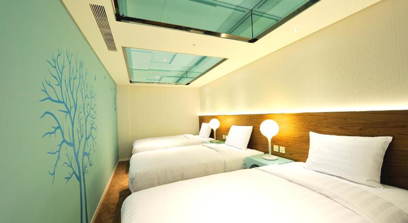 Image of Deluxe Room with 3 Single Beds without Window 4