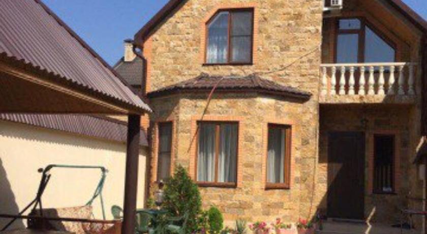 Махачкала снять домик. Дом на берегу моря в дагестане. Махачкала снять домик. Караман гостиница махачкала. Дагестанский двухэтажный дом.