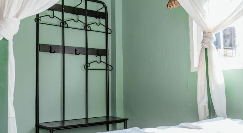 Image of Family Room with Shared Bathroom 7