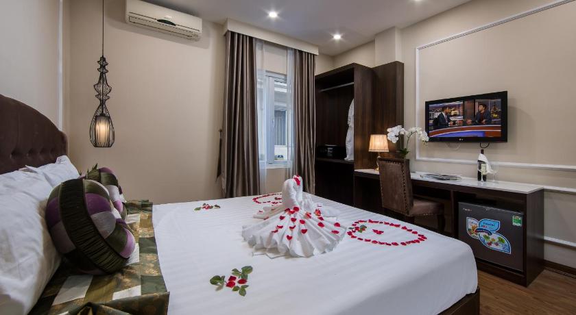 a hotel room with a bed, table, and chairs, 7S Hotel Splendid Pearlight Hanoi in Hanoi
