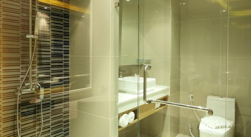 Image of Deluxe King Room with Pool Access 2