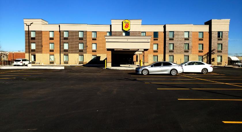 Super 8 by Wyndham St. Louis North