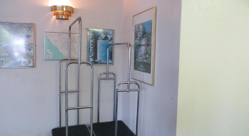 Royal Pacific Motor Inn photo