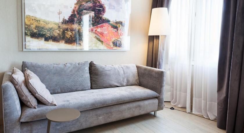 Image of Suite with King Bed and Street View - Non Smoking 6
