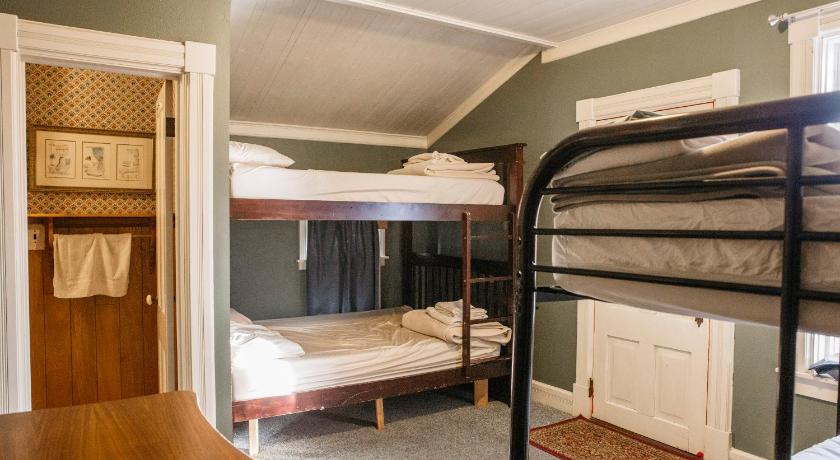 a bedroom with a bunk bed and a desk, The Hostel California in Bishop (CA)