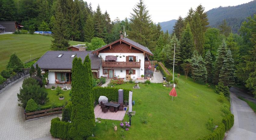 Landhaus Wiesenhof Ferienwohnung Zugspitz — Hotel in Flecken