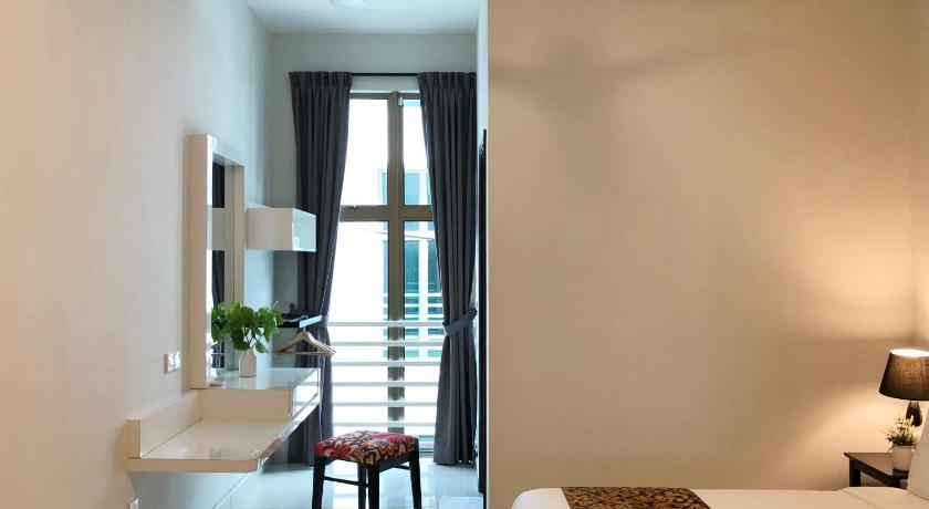 Image of Seven-Bedroom House 9