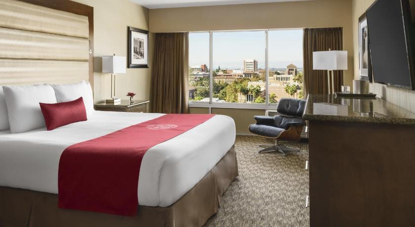 a hotel room with two beds and a television, USC Hotel in Los Angeles (CA)