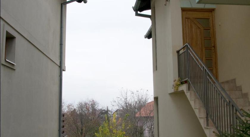 Lovely bright Apartment with Backyard-renovated! photo