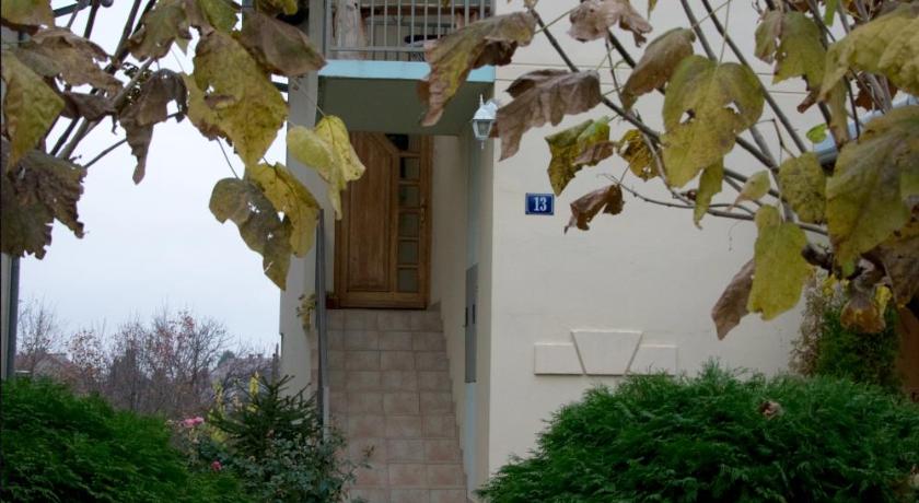 Lovely bright Apartment with Backyard-renovated! photo