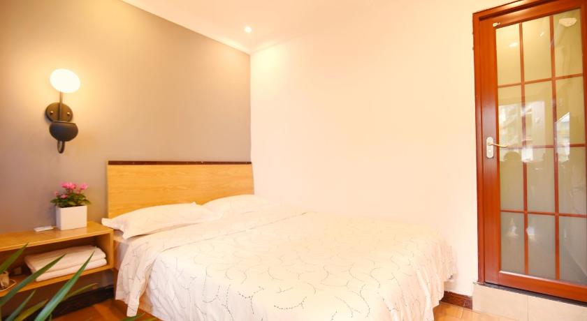 Image of Standard King Room 7