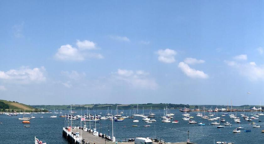 Large central Falmouth apartment with views and parking — Hotel in Falmouth