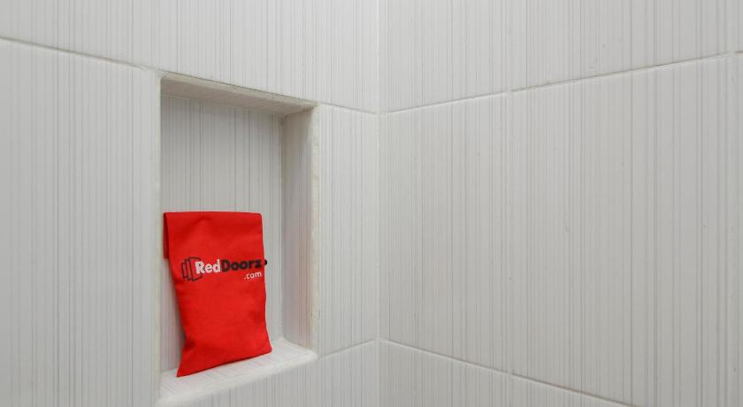 RedDoorz near Central Park Mall - image 10