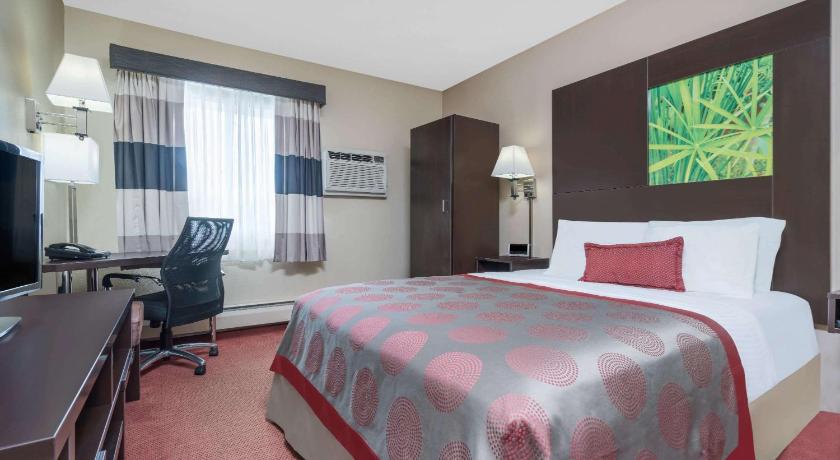 Ramada by Wyndham Minneapolis Golden Valley