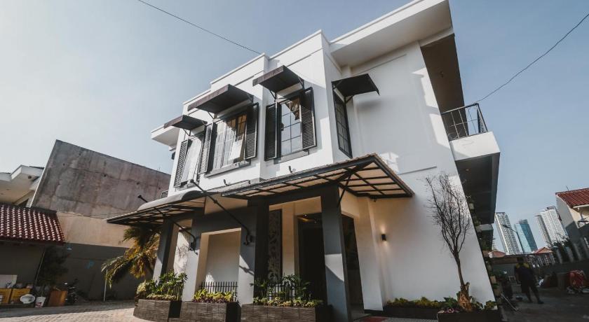 RedDoorz Plus near Mall Slipi Jaya photo