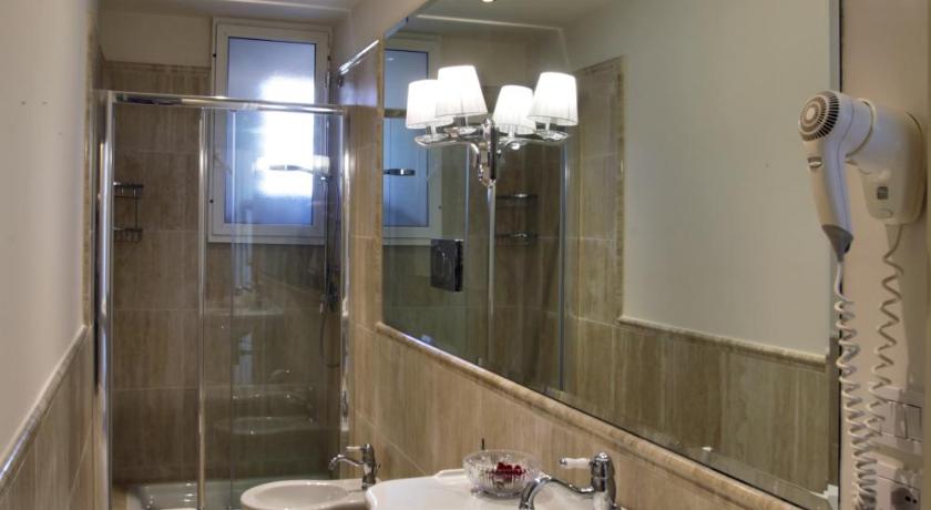 a bathroom with a sink, mirror, and bathtub, Hotel Pendini in Florence