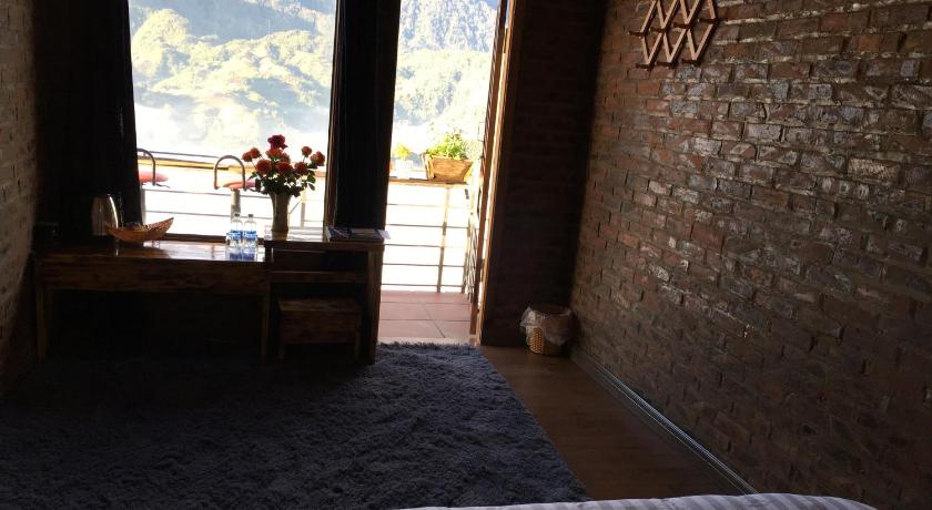 a room with a bed and a window, Mintu Home in Sapa