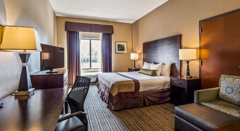 Best Western Plus Harrisburg East Inn & Suites