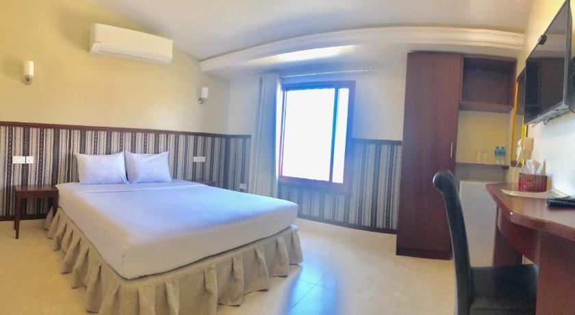 Image of Deluxe - Air Conditioning 13