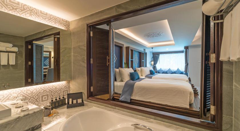 Image of Grand Deluxe Family Room 12