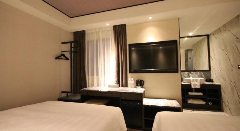 Image of Family Room without View 3