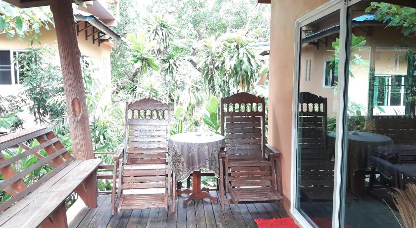 a dining room table with chairs and a patio, JJ Beach Resort & JJ Seafood Restaurant in Koh Phayam (Ranong)