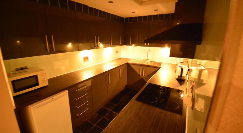 a kitchen with a stove, sink, and refrigerator, Aparthotel Glovers Court in Preston