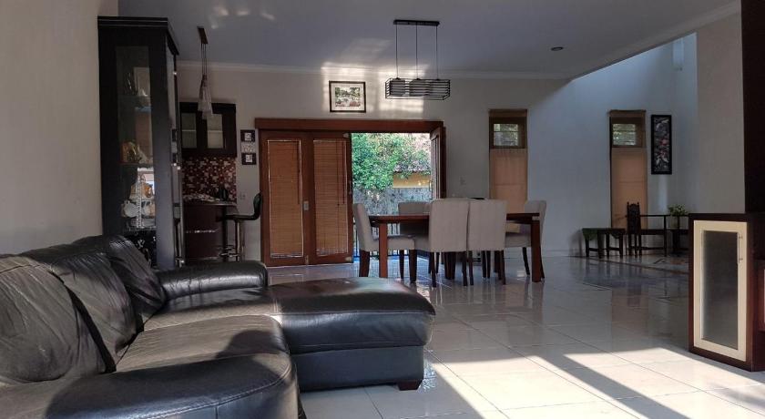 Shared lounge/TV area, Pesona Air - Villa and Private Pool in Depok
