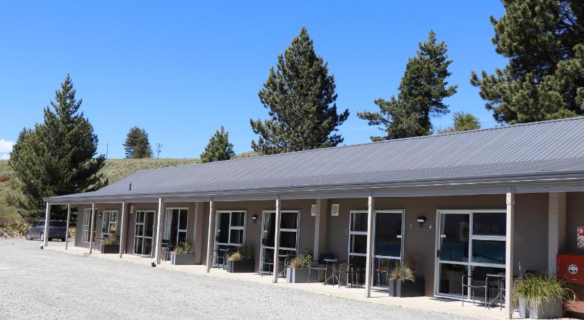 a large building with a lot of windows on top of it, Lakes Edge Holiday Park in Lake Tekapo