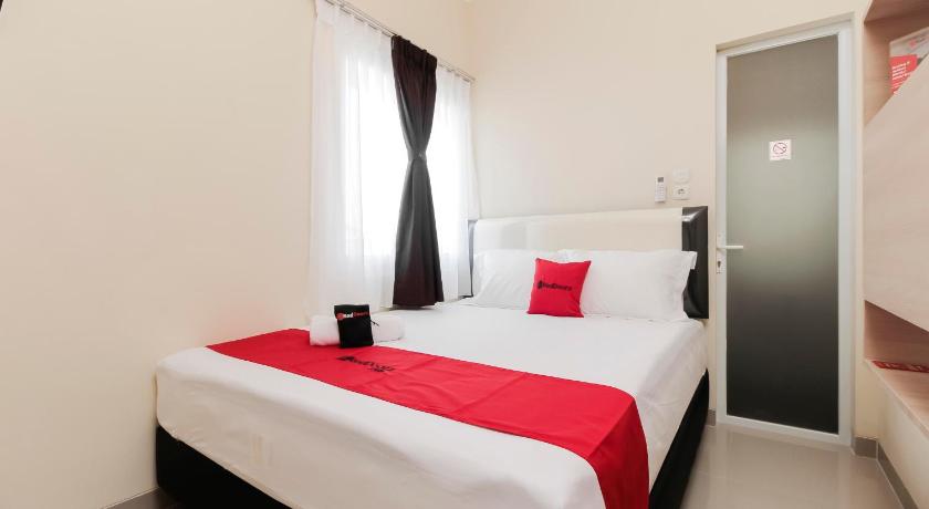 RedDoorz near Soekarno Hatta Airport photo
