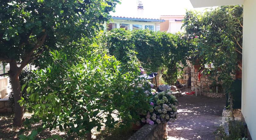 Apartmani Maja Kanica — Hotel in Rogoznica