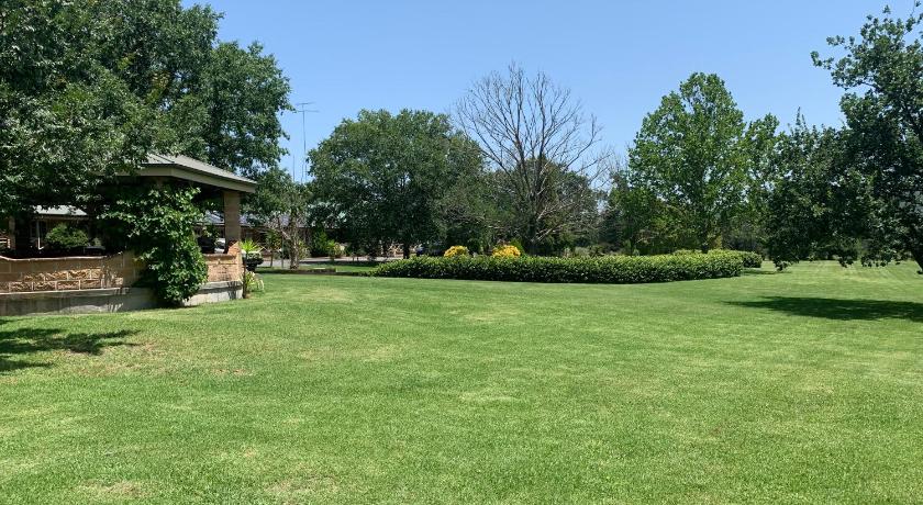 a grassy area with a green lawn and trees, Picton Valley Motel in Picton (NSW)