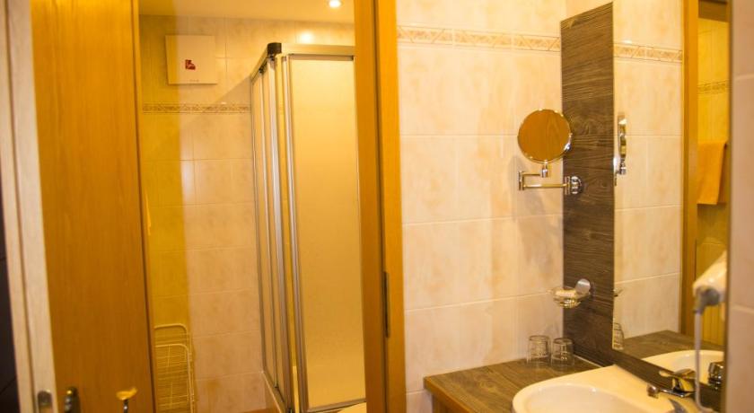 Haus Enzian Plangeross 37 Sankt Leonhard Im Pitztal