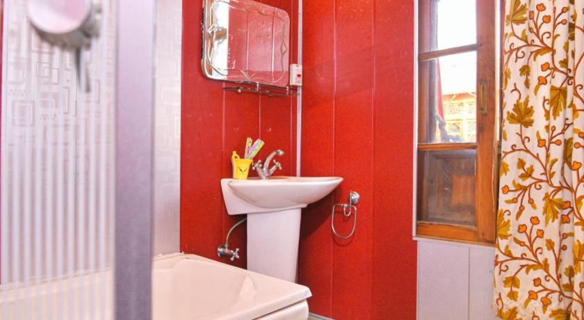 Image of Deluxe Double Room (2 Adults + 1 Child) 1