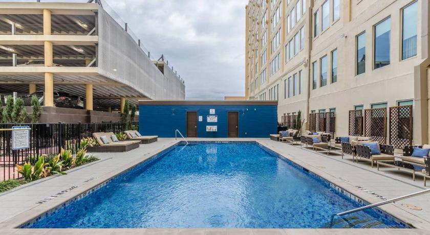 a large swimming pool in front of a large building, Abode Dallas - Downtown Convention Center in Dallas (TX)