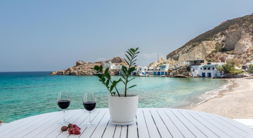 Blue Mare Apartments on the beach — Hotel in Milos Island