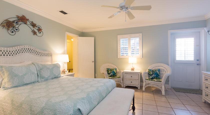 a bedroom with a bed, a desk and a dresser, Windemere Inn by the Sea in Indialantic (FL)