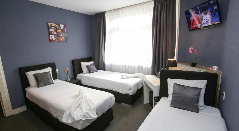 Image of Triple Room with Private Bathroom 4