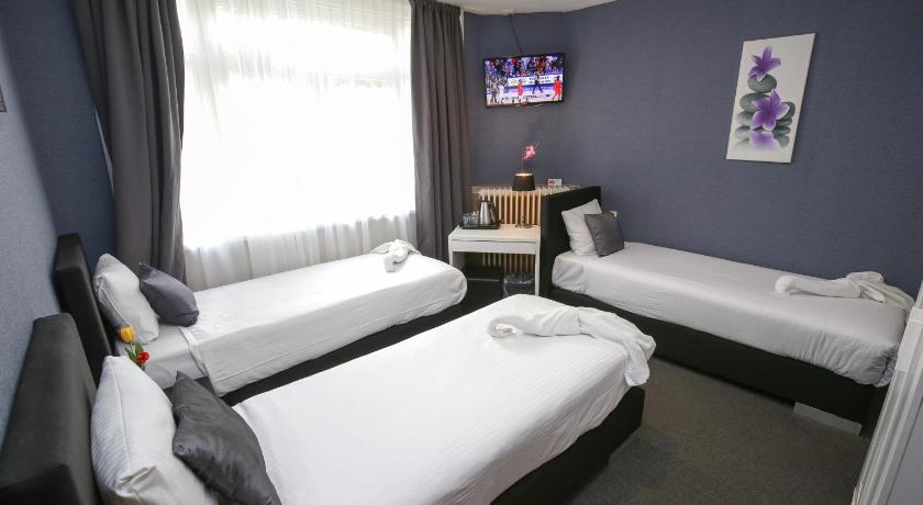 Image of Triple Room with Private Bathroom 5