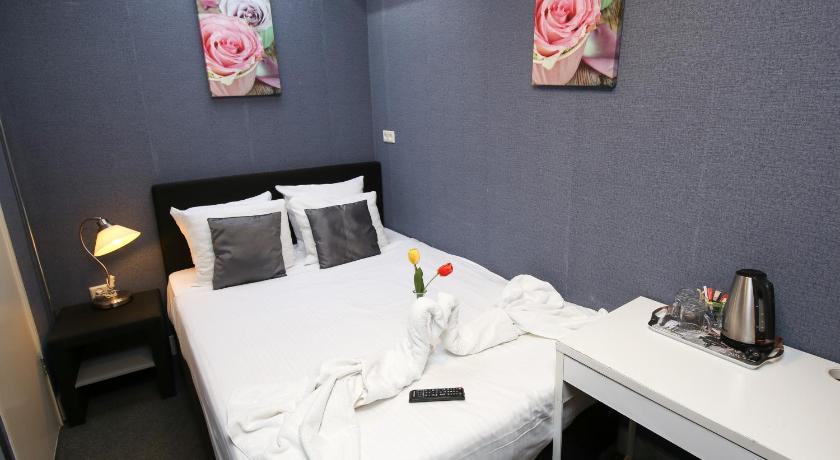 Image of Twin Room with Private Bathroom 4